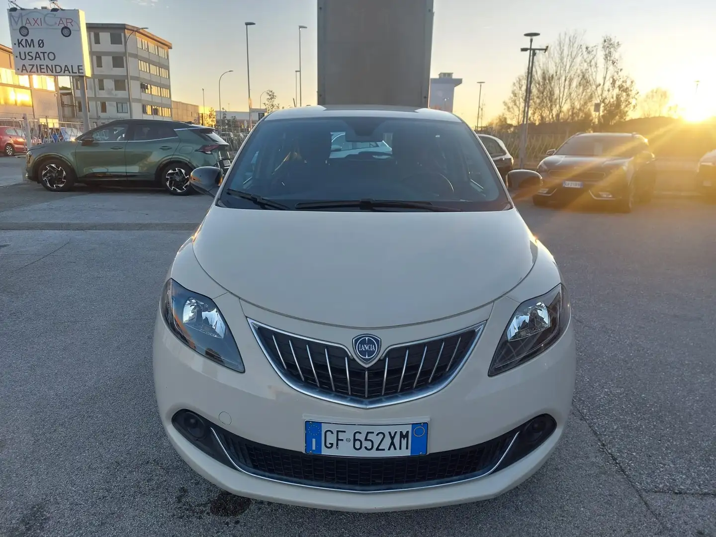 Lancia Ypsilon 1.0 HYBRID SILVER Бежевий - 2