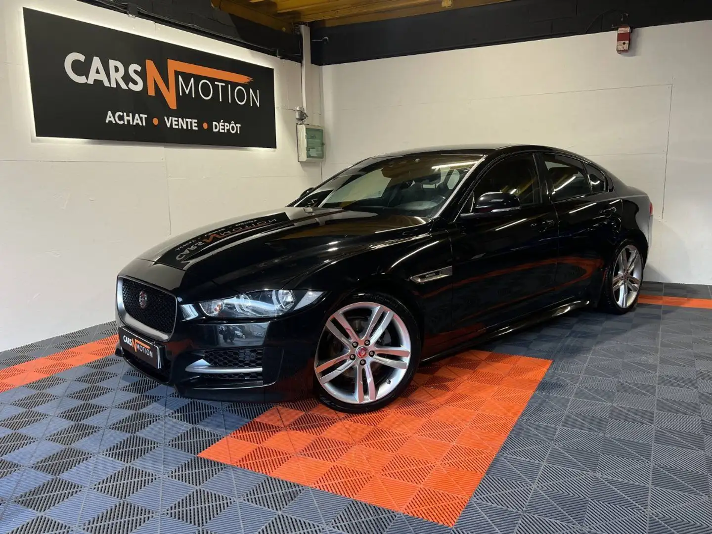 Jaguar XE 2.0D 180ch R-Sport BVA8 Noir - 1