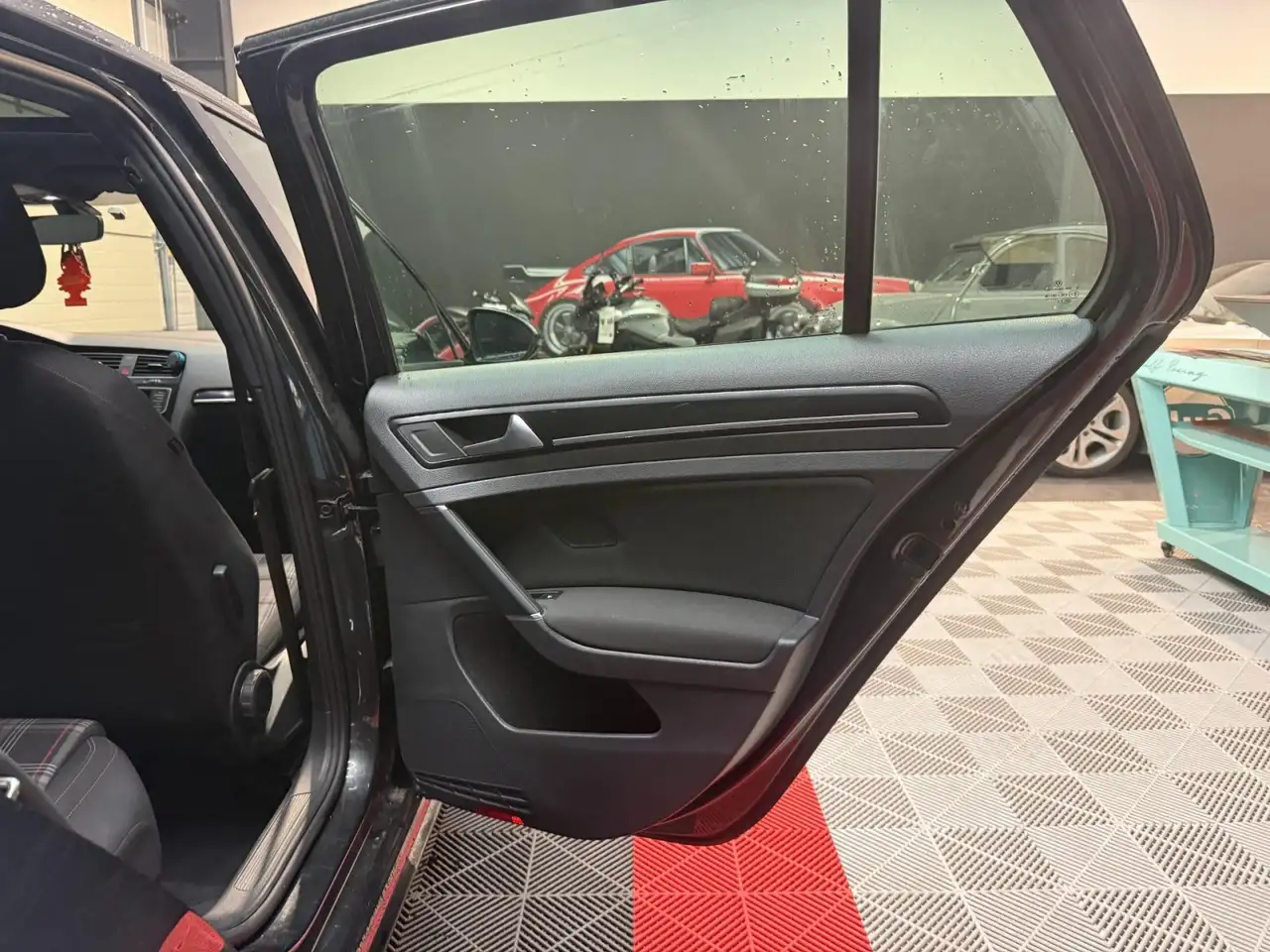 Volkswagen Golf GTI — photo 21