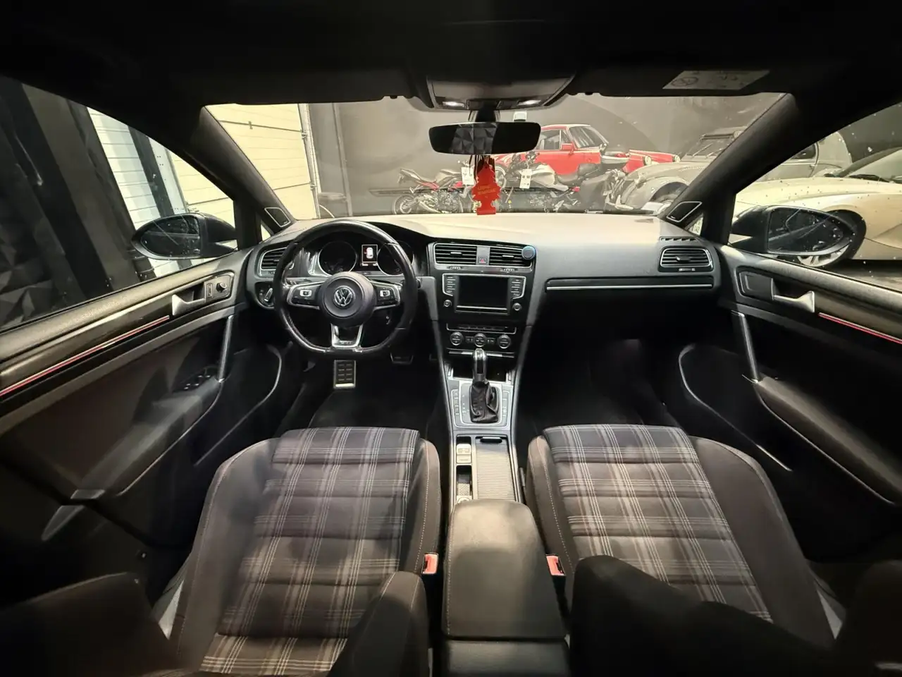 Volkswagen Golf GTI — photo 25