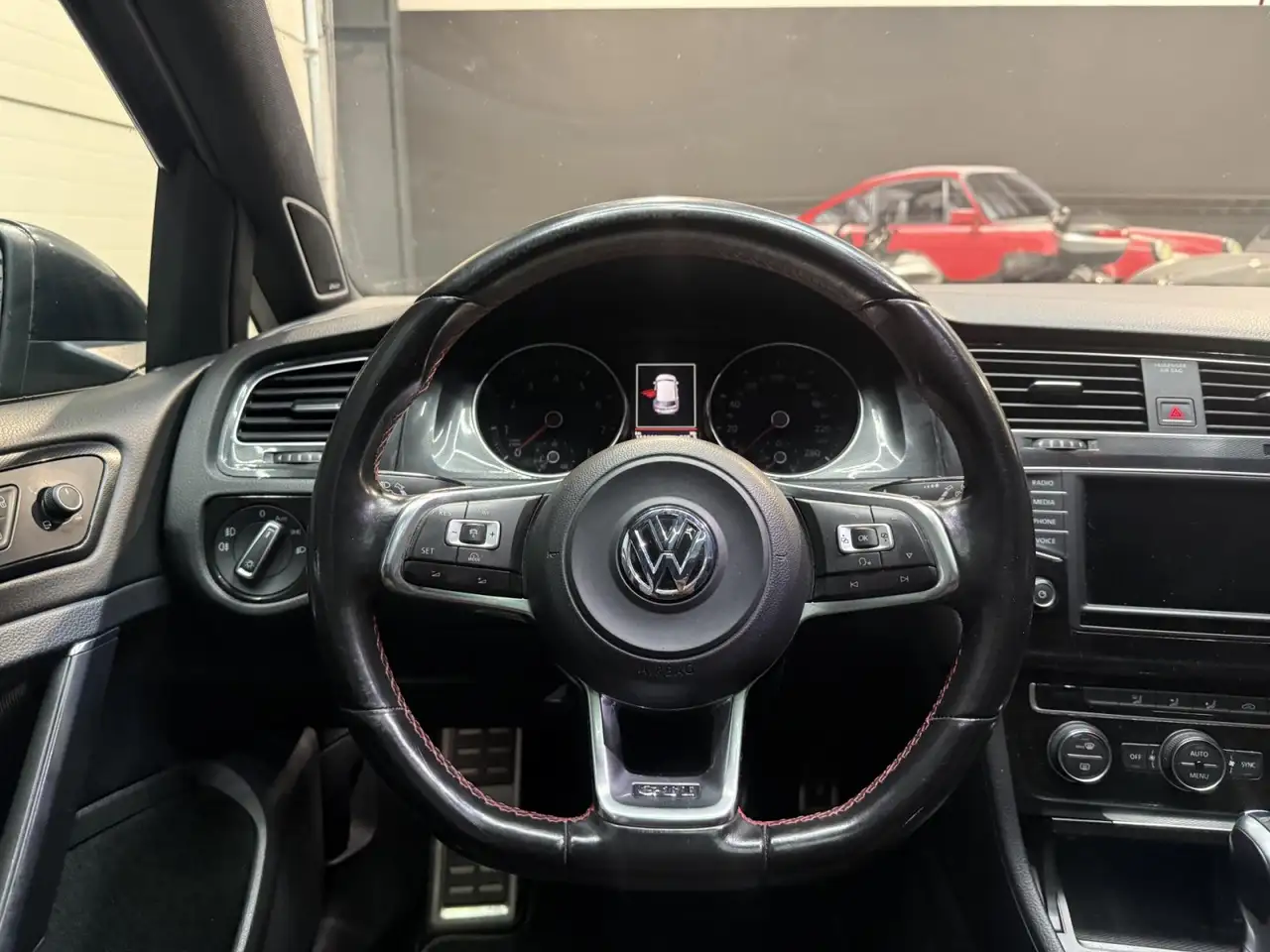 Volkswagen Golf GTI — photo 27