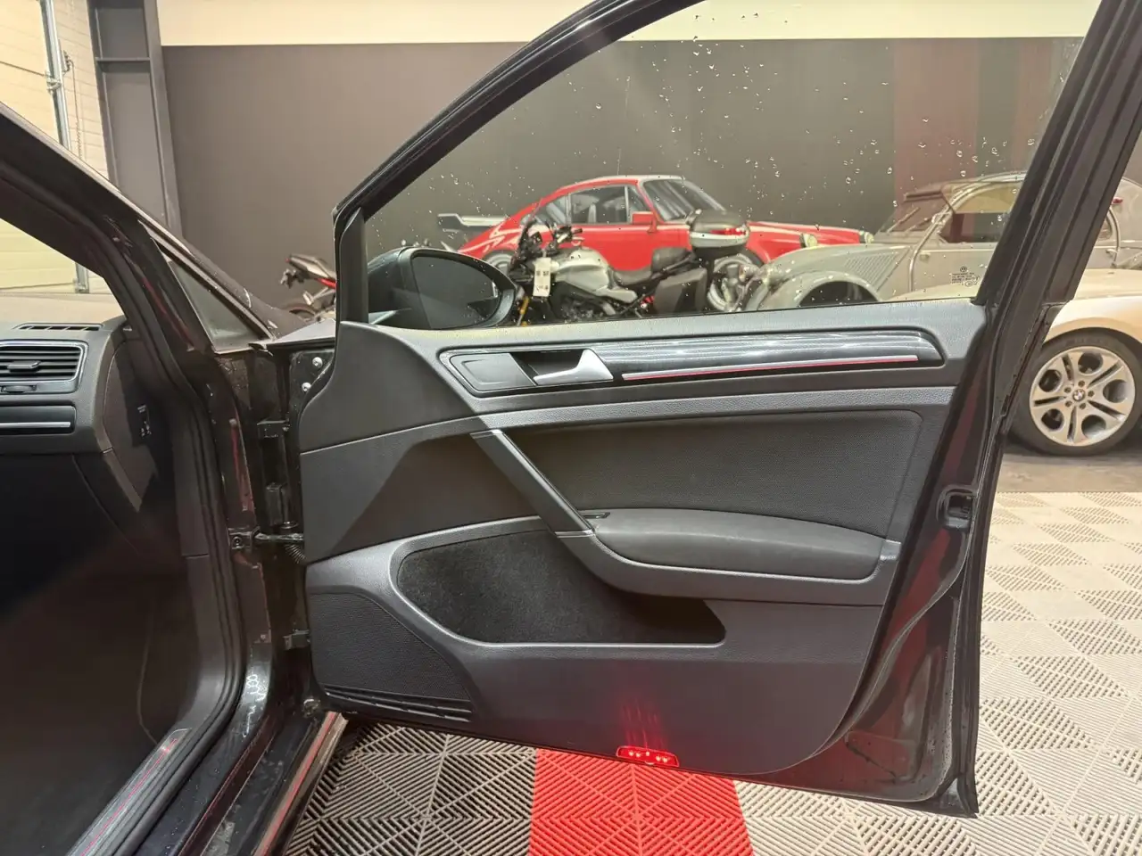 Volkswagen Golf GTI — photo 16