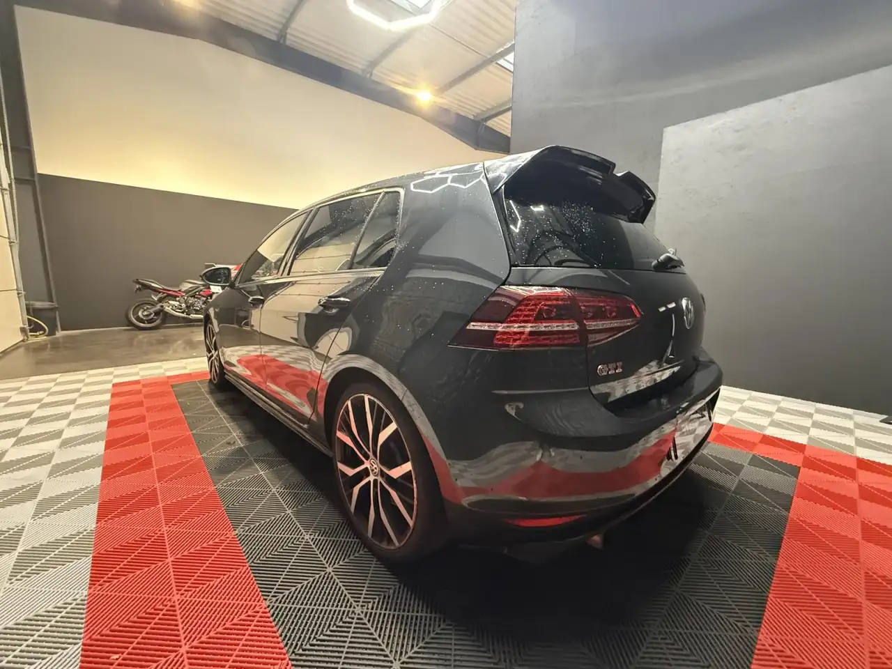 Volkswagen Golf GTI — photo 7