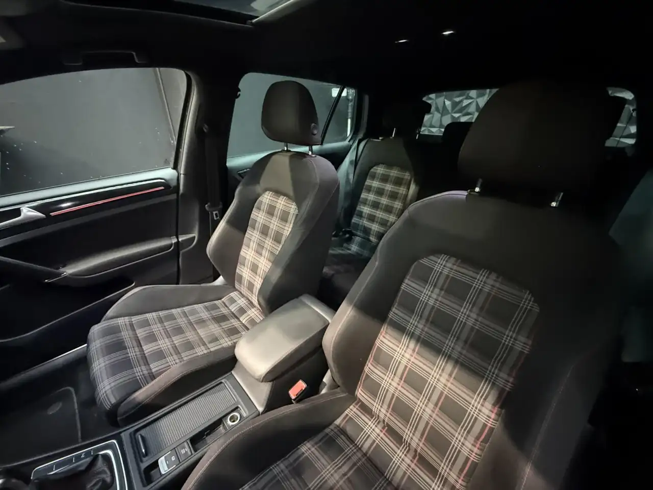 Volkswagen Golf GTI — photo 12