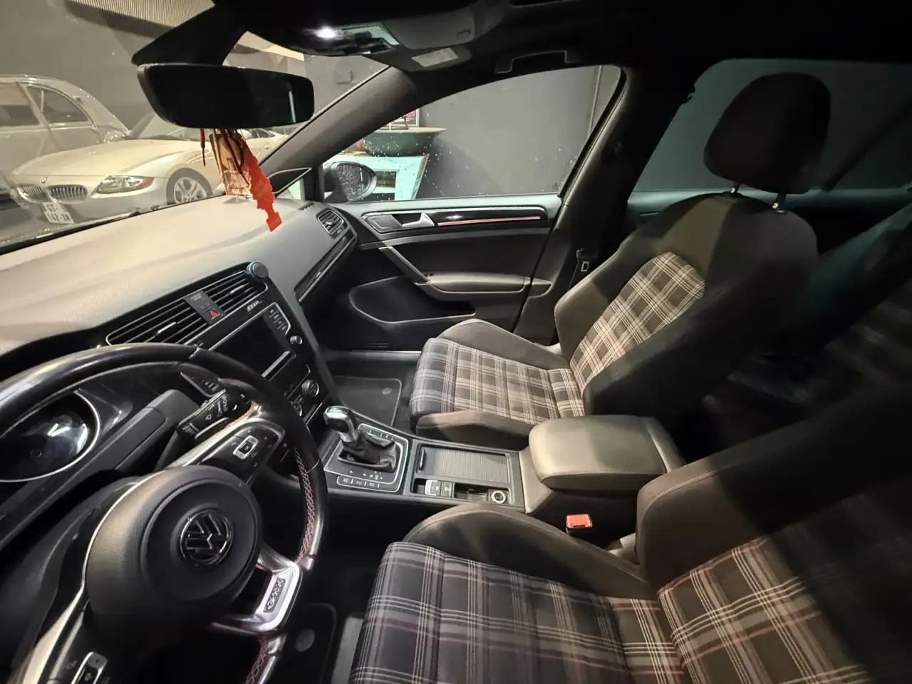 Volkswagen Golf GTI — photo 11