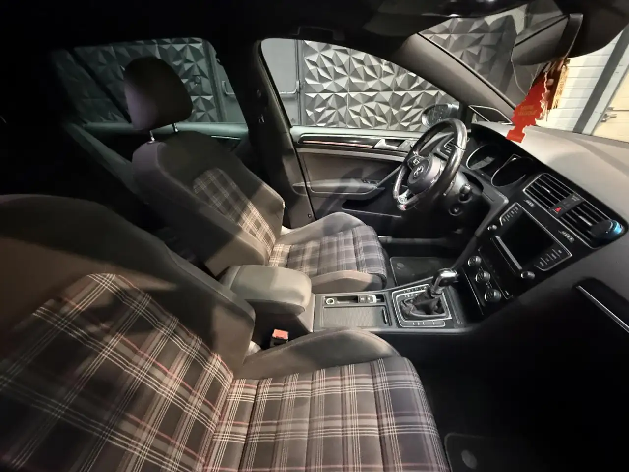 Volkswagen Golf GTI — photo 18
