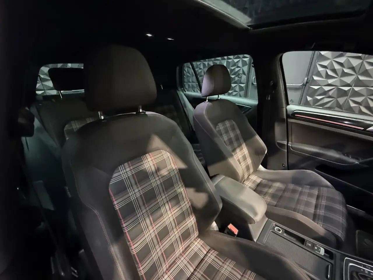 Volkswagen Golf GTI — photo 19