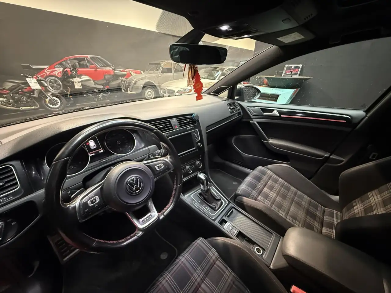 Volkswagen Golf GTI — photo 10