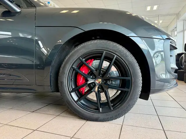 Porsche Macan view 6