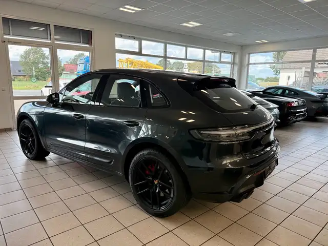 Porsche Macan view 3