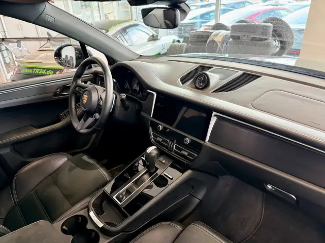 Porsche Macan view 15