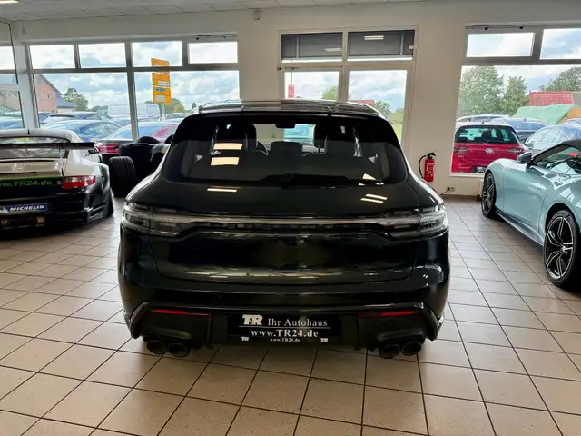 Porsche Macan view 4