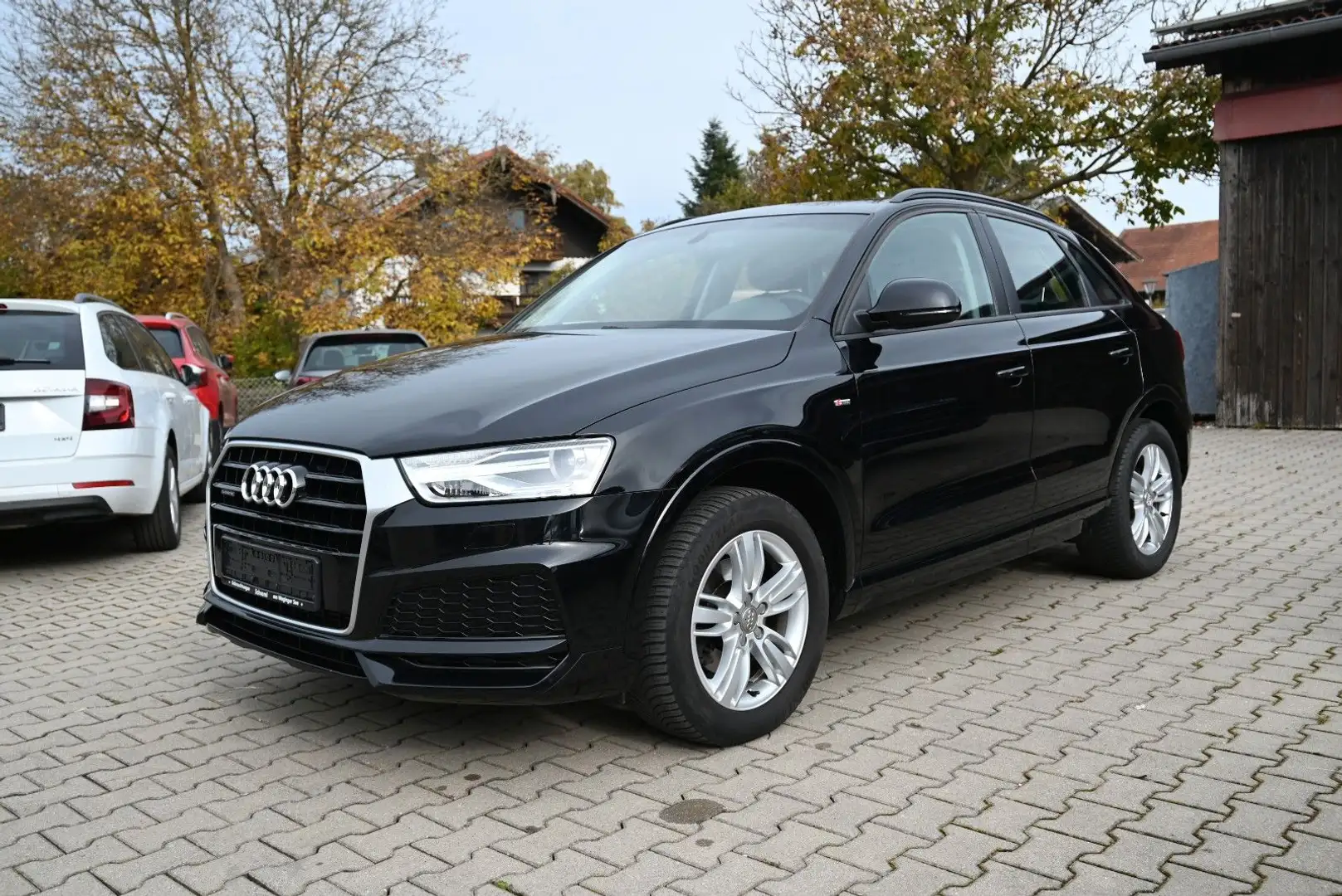 Audi Q3 TFSI S-Line quattro/AHK/Panorama Schwarz - 2