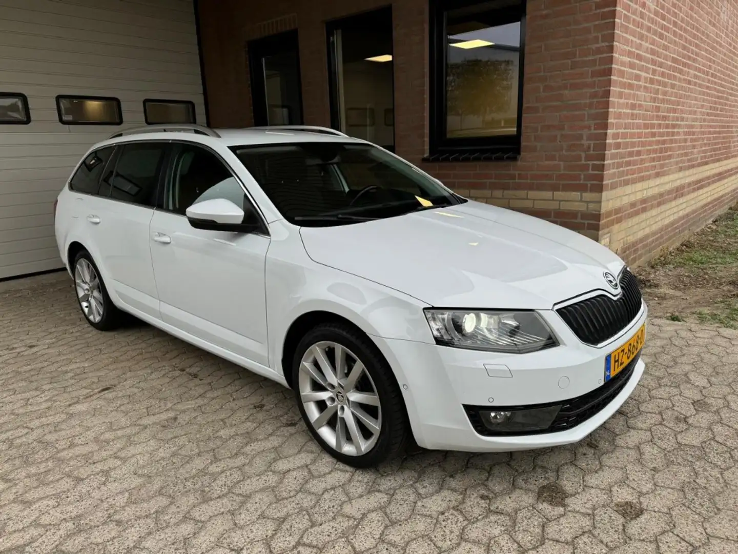 Skoda Octavia Combi 1.2 TSI xenon camera keyless carplay Wit - 2
