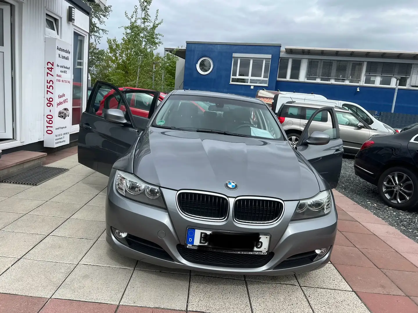 BMW 318 i Aus 1 Hand Top Gepflegt Stanheizung Schiebedach Grau - 1