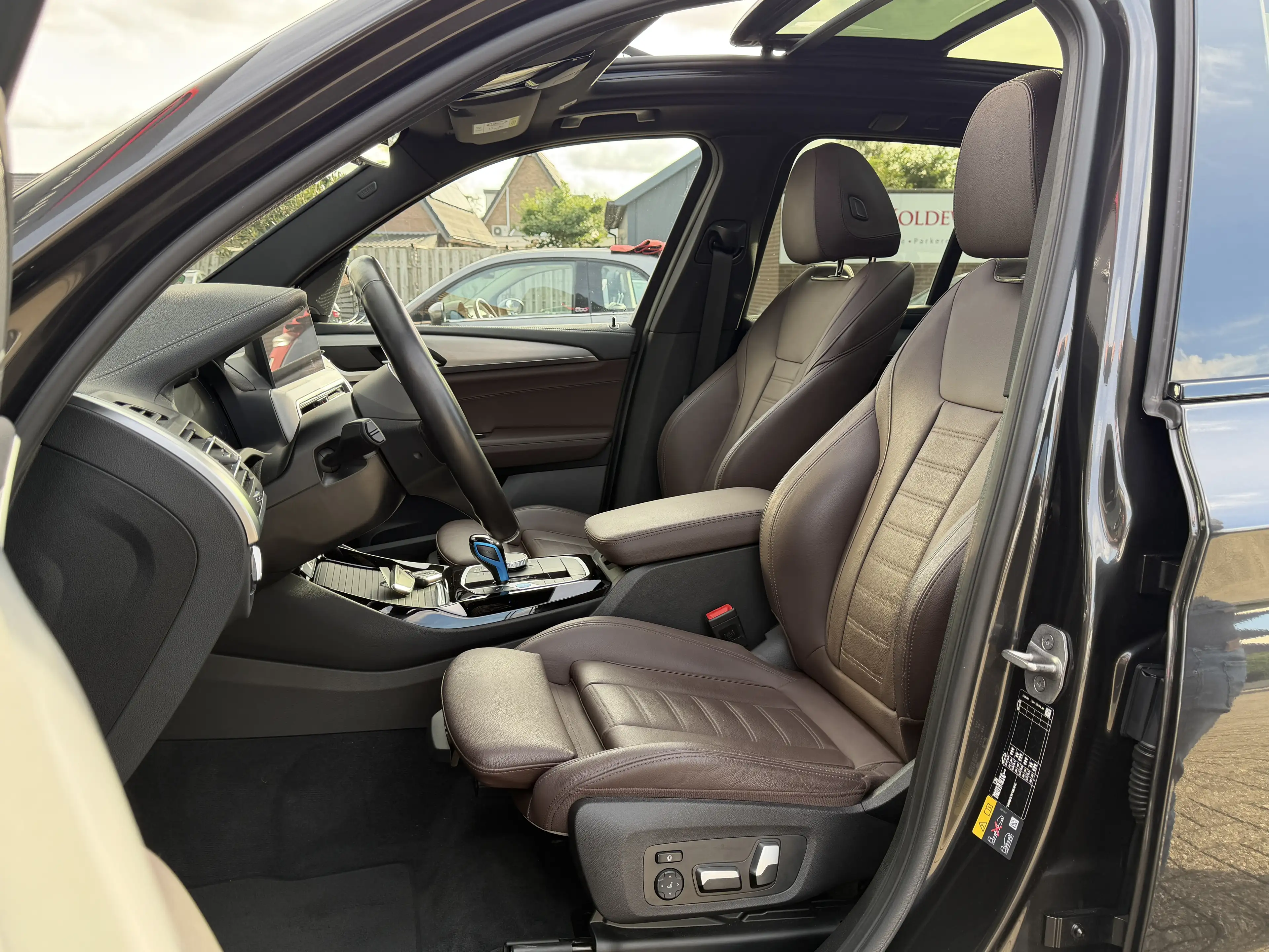 BMW iX3 High Executive M Pakket | SOH 99% | Panoramadak | — photo 11