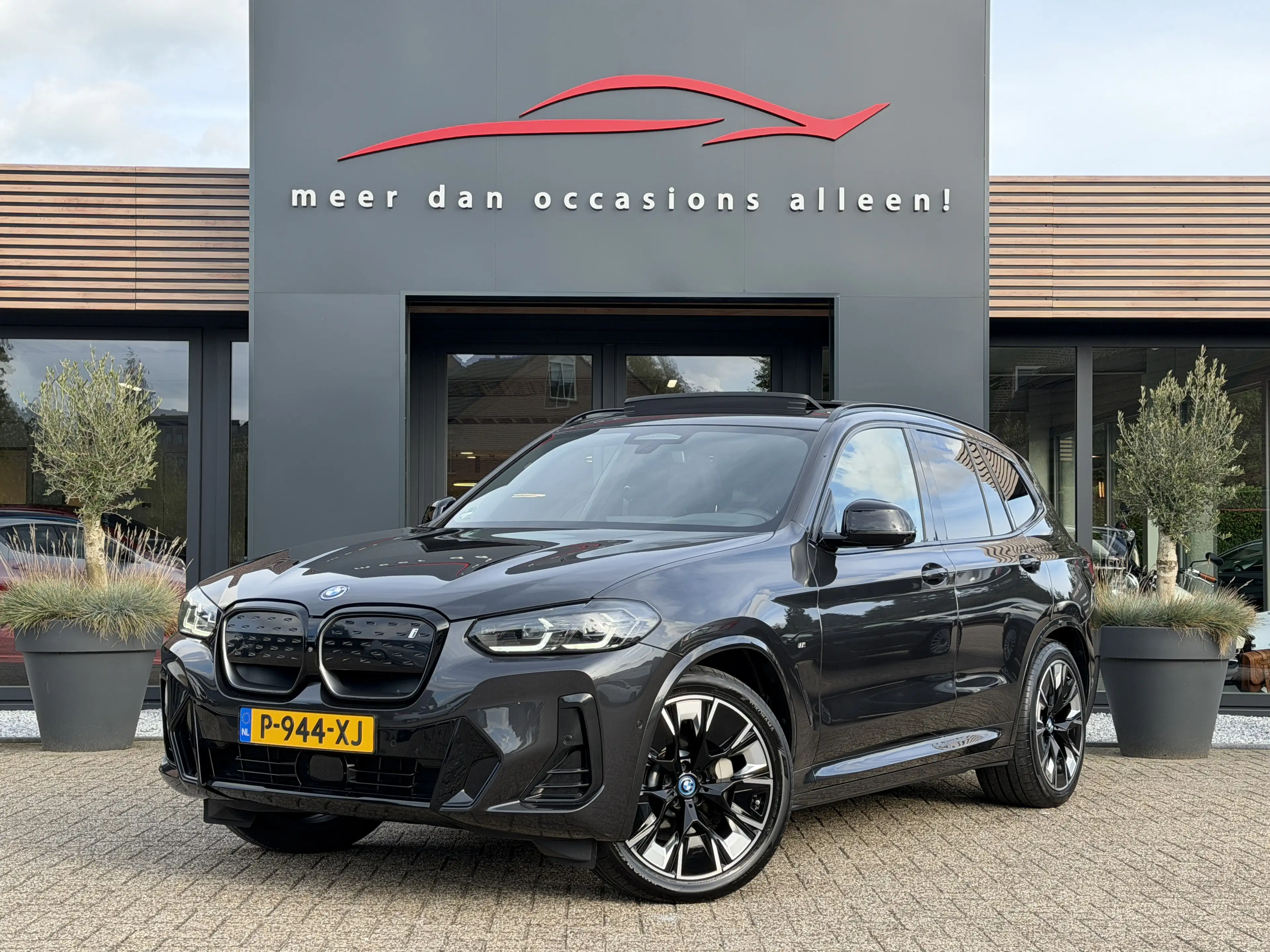 BMW iX3 High Executive M Pakket | SOH 99% | Panoramadak | — photo 2