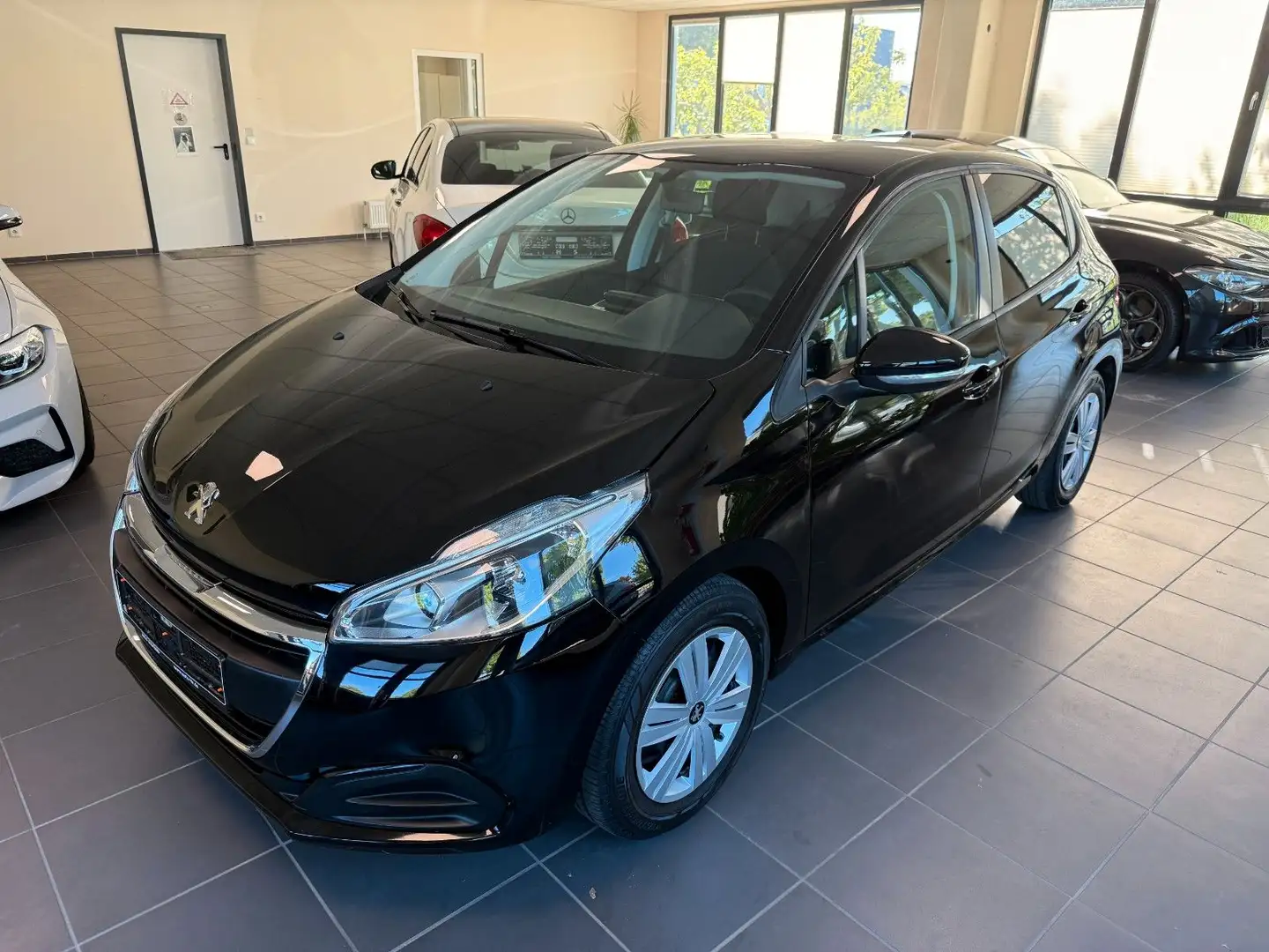 Peugeot 208 Active Schwarz - 1