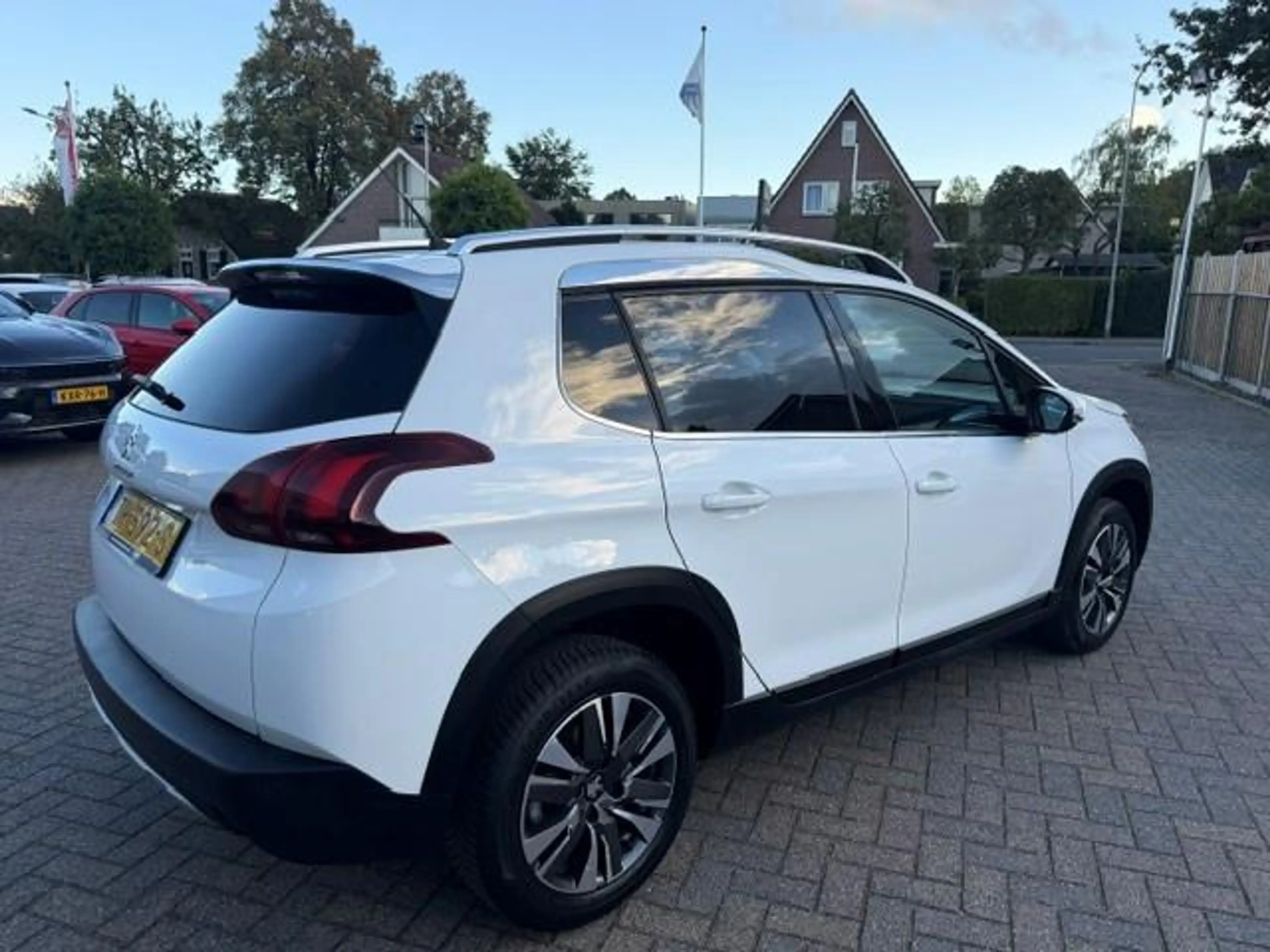 Peugeot 2008 1.2/Aut/Navi/Cam/Hleer/Allure — photo 5