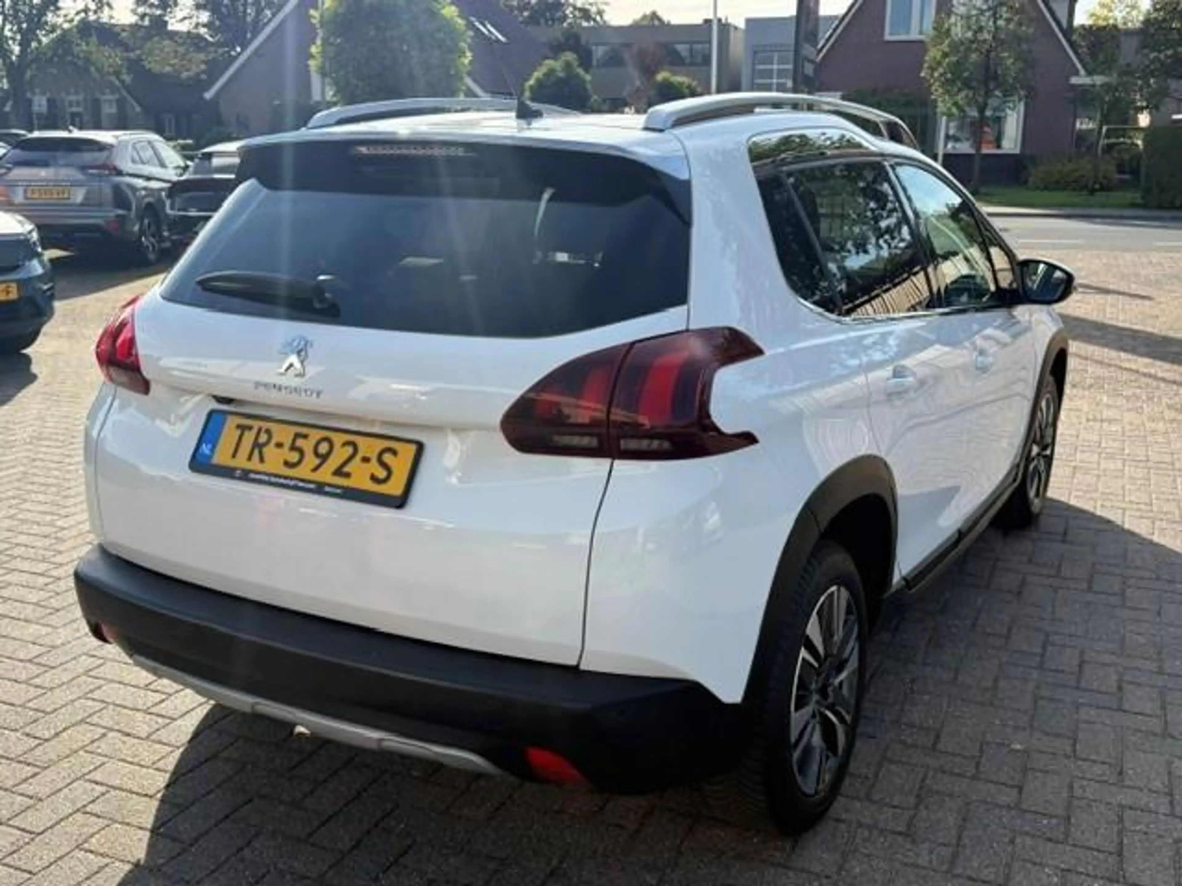 Peugeot 2008 1.2/Aut/Navi/Cam/Hleer/Allure — photo 3