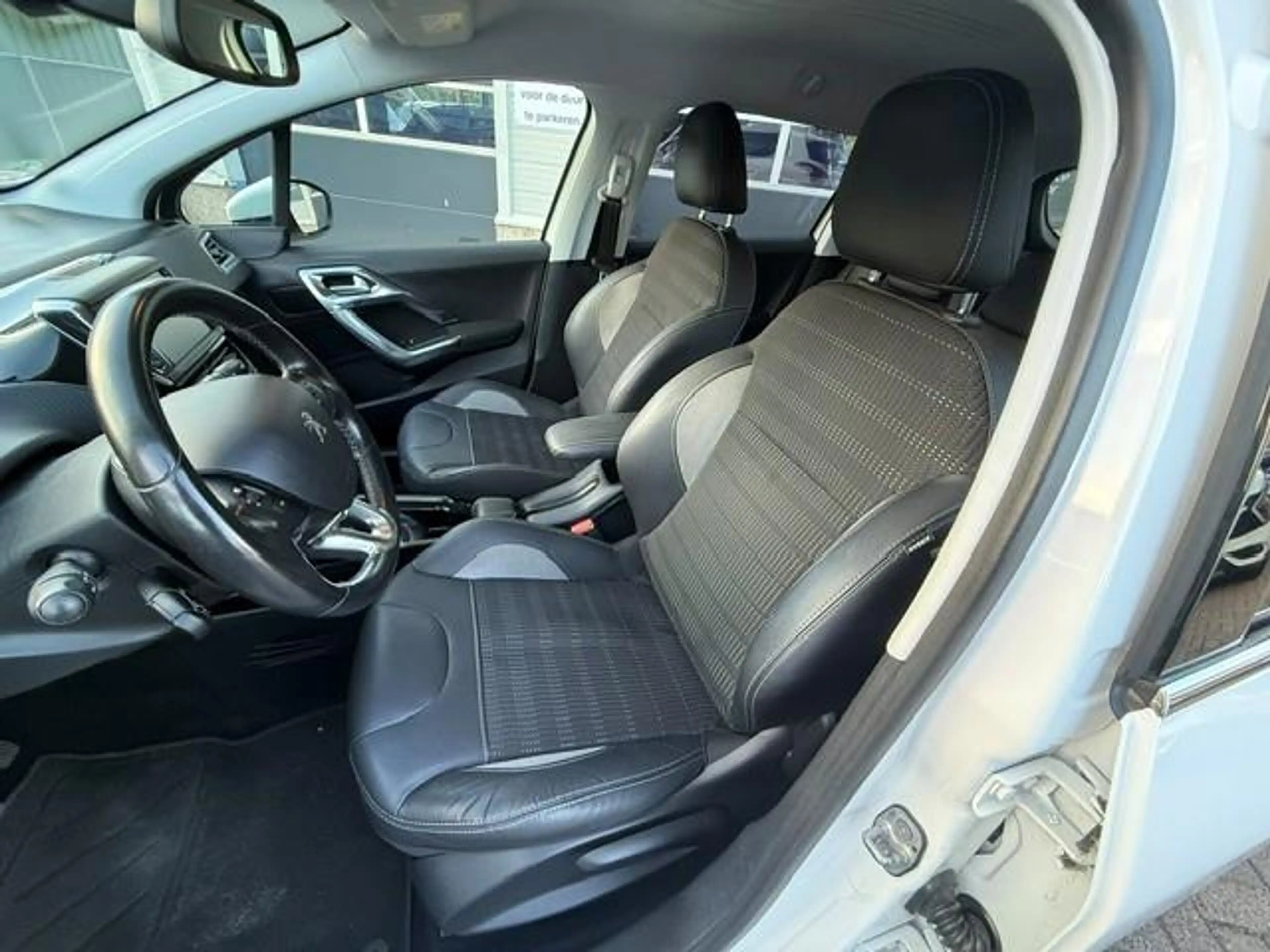 Peugeot 2008 1.2/Aut/Navi/Cam/Hleer/Allure — photo 9