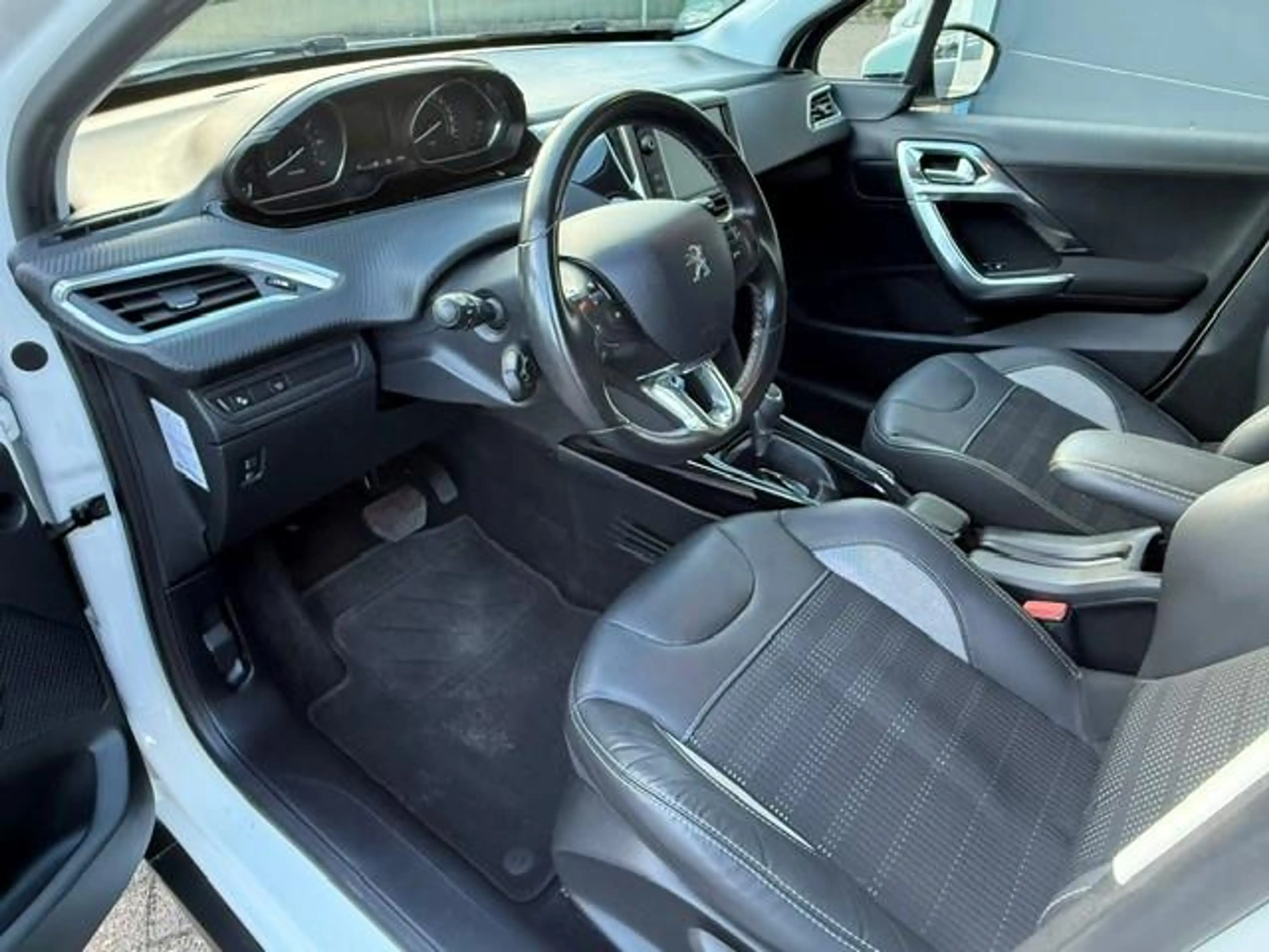 Peugeot 2008 1.2/Aut/Navi/Cam/Hleer/Allure — photo 6