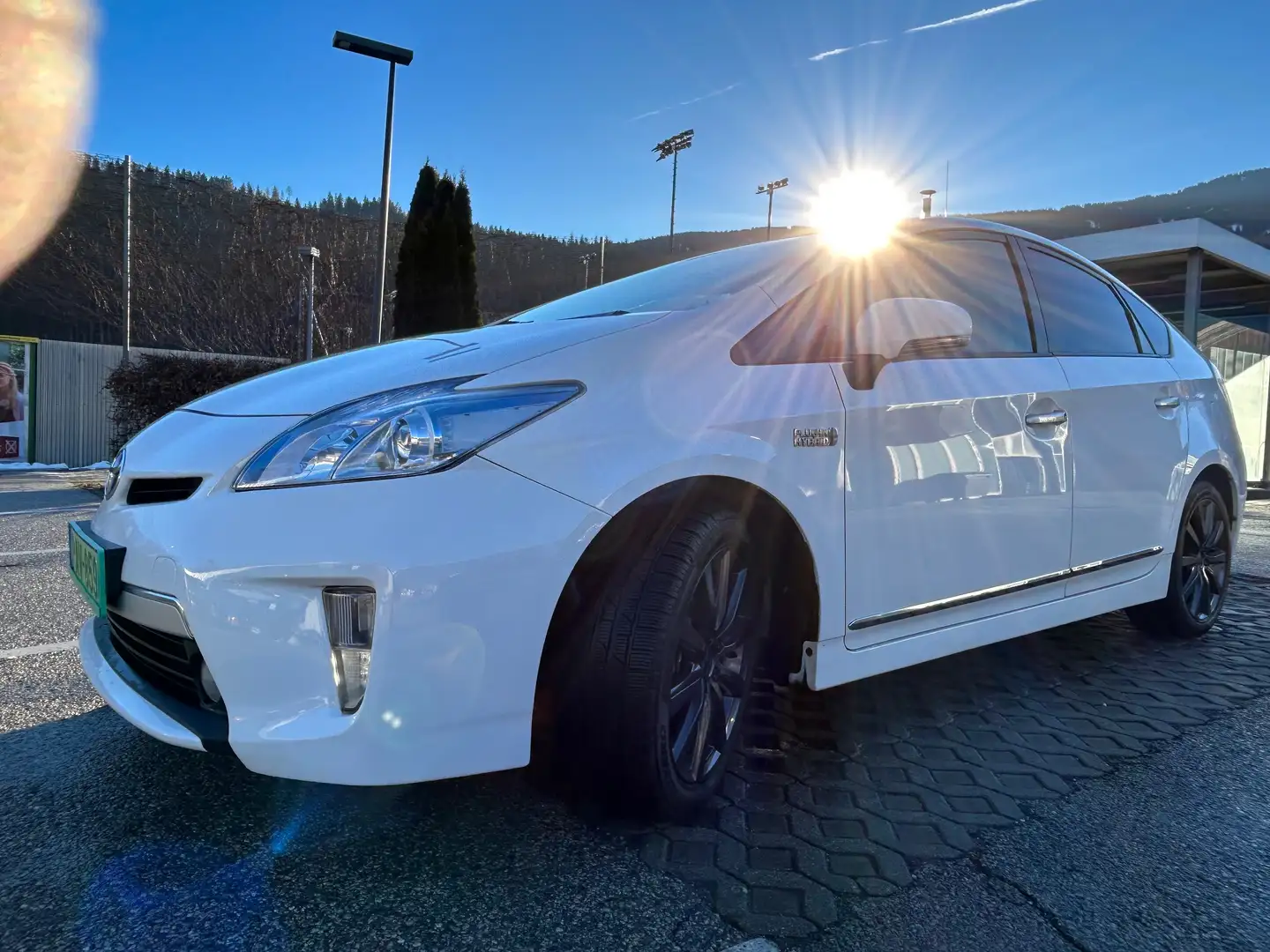 Toyota Prius 1,8 VVT-i PHEV Hybrid Comfort Weiß - 2