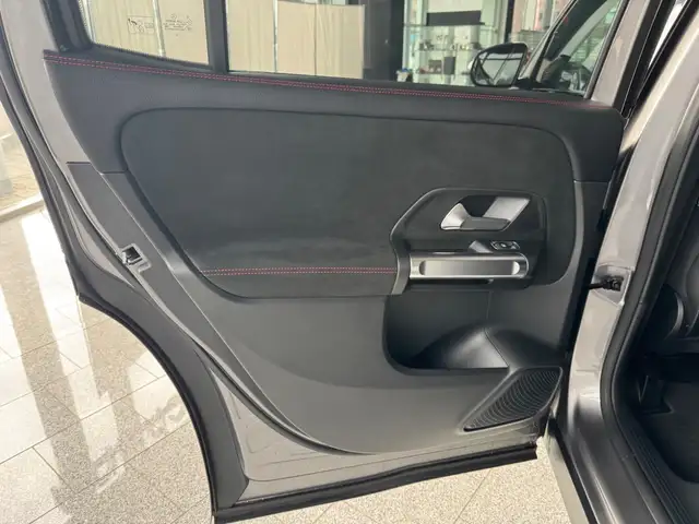 Mercedes-Benz GLB view 9