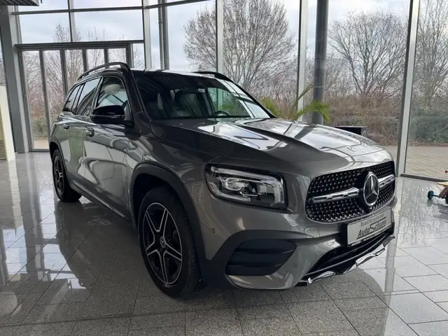 Mercedes-Benz GLB view 3