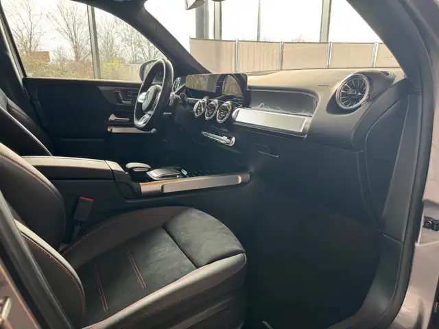 Mercedes-Benz GLB view 15