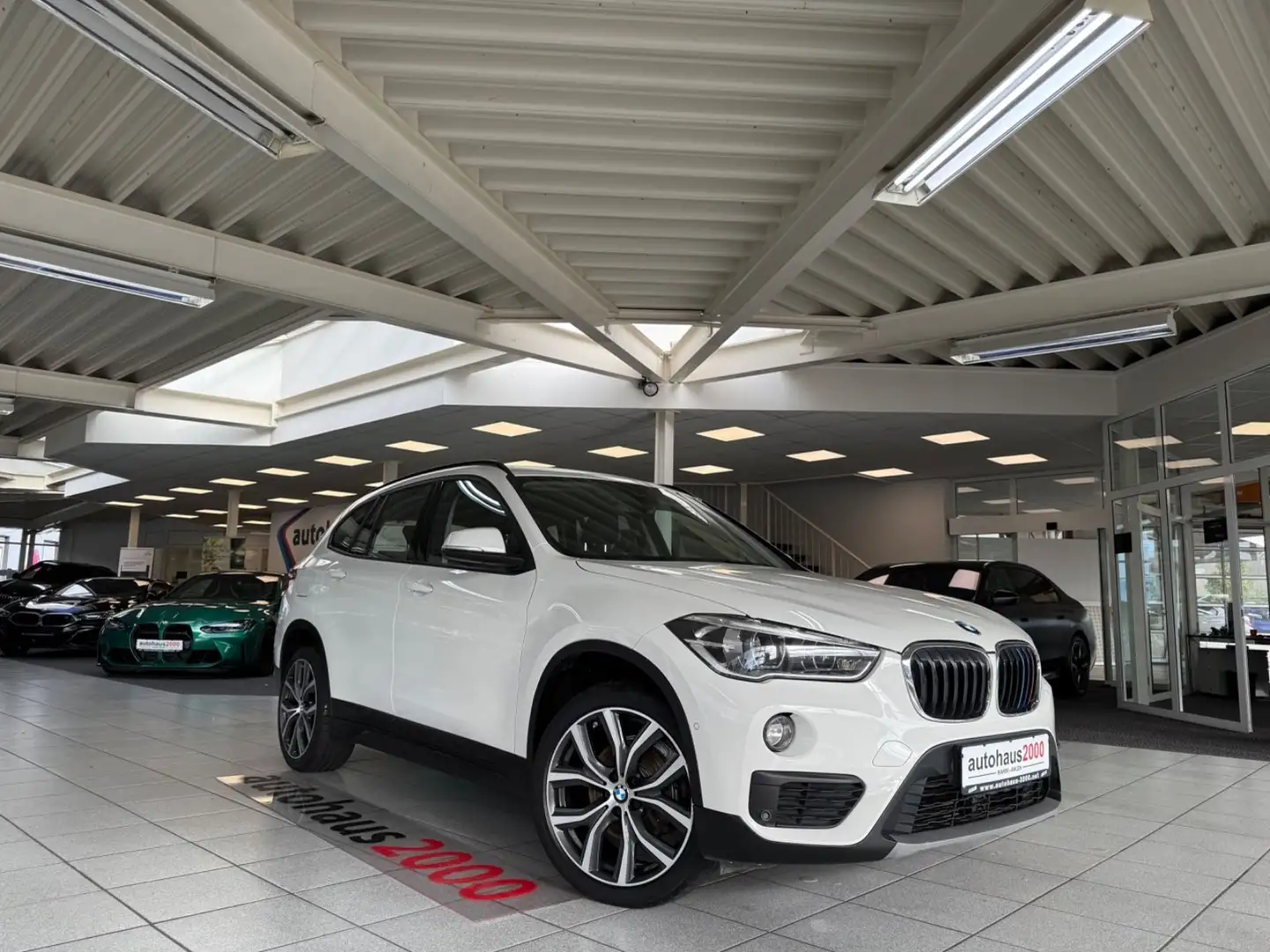 BMW X1 sDrive 18i Advantage LED/PDC V-H/SHZ Weiß - 1