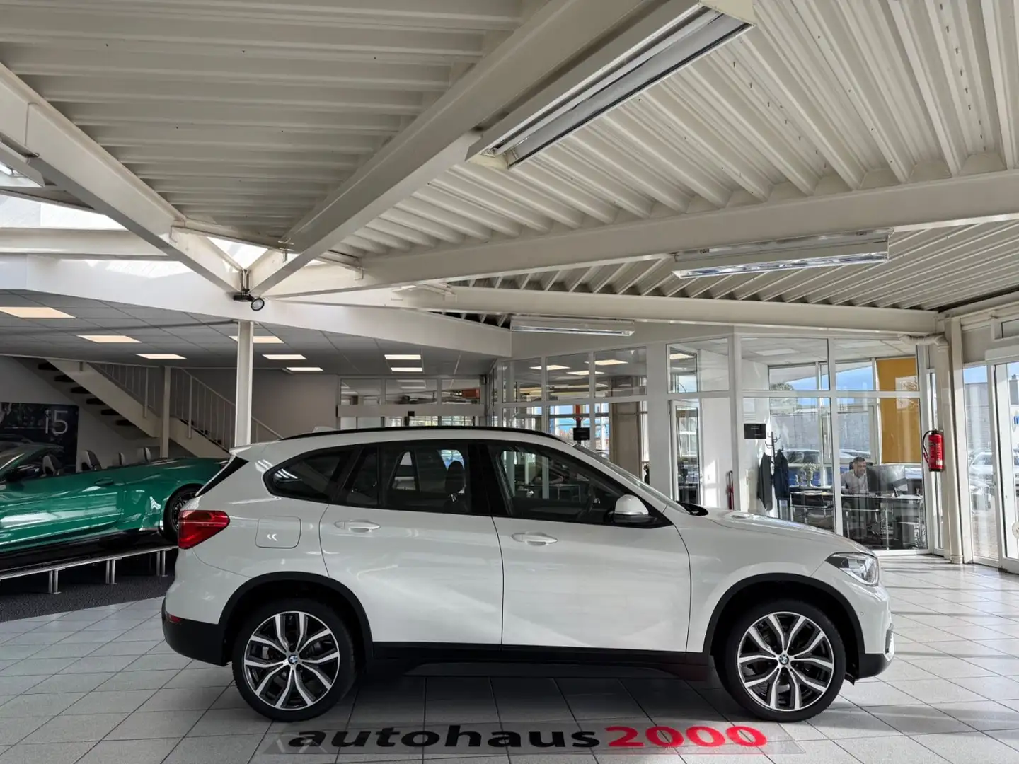 BMW X1 sDrive 18i Advantage LED/PDC V-H/SHZ Weiß - 2
