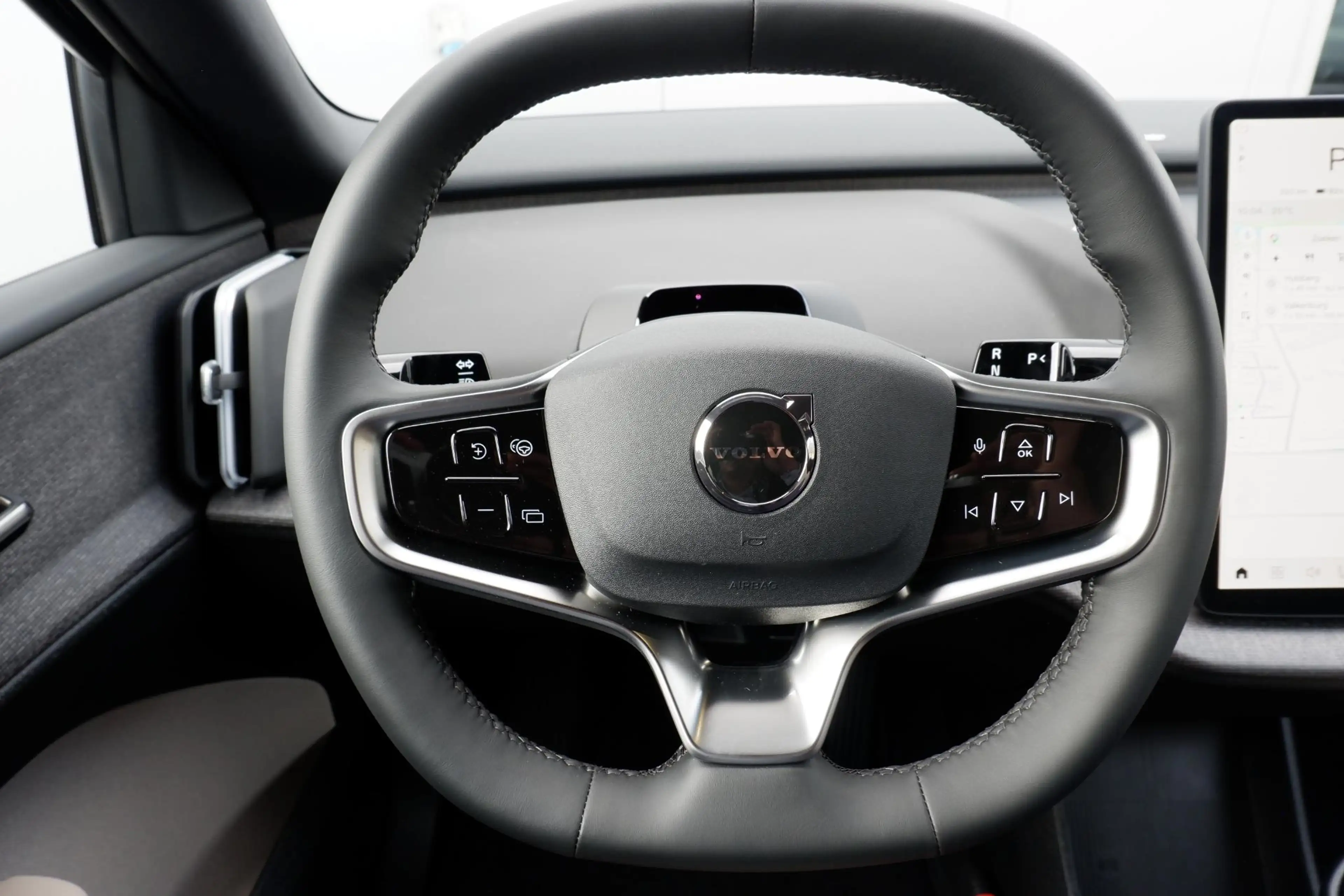 Volvo EX30 P5 Long Range Plus Europa 69 kWh | | Apple carplay — photo 10