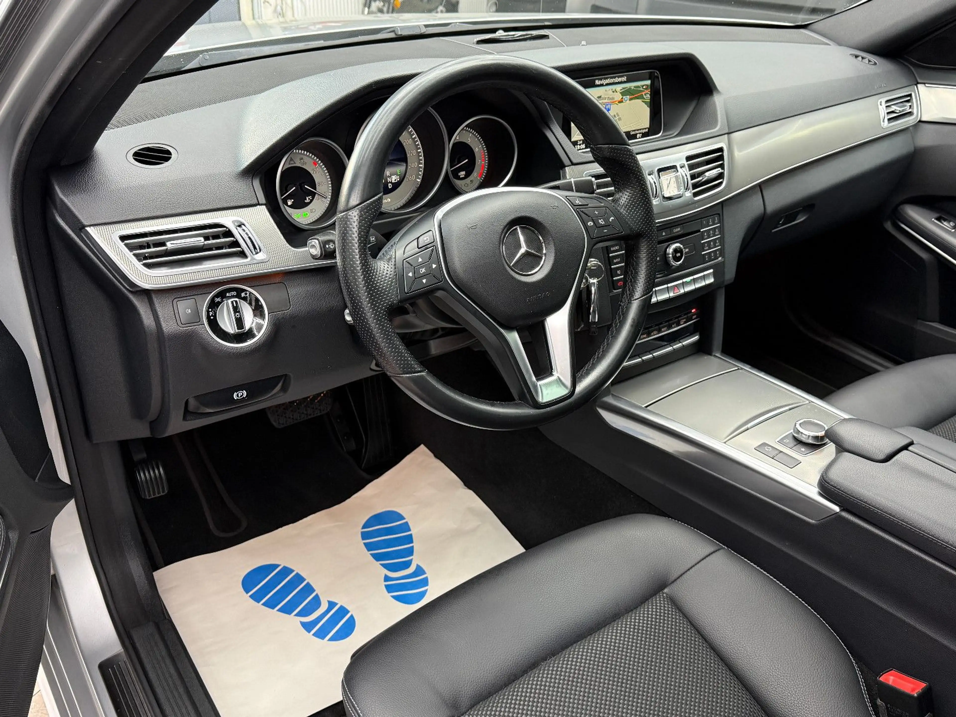 Mercedes-Benz E 250 CGI BlueEfficiency / ILS Schiebedach Navi — photo 10