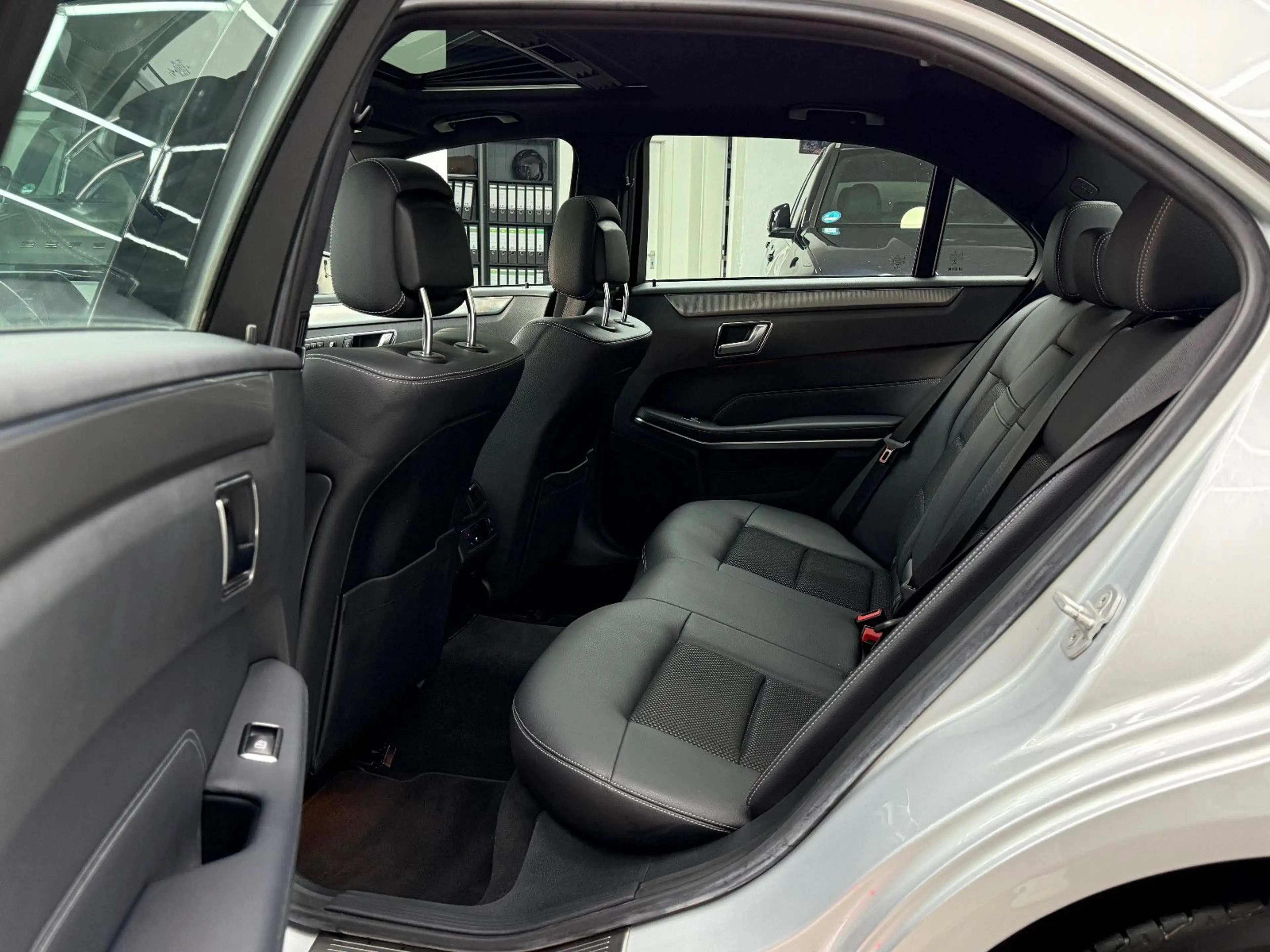 Mercedes-Benz E 250 CGI BlueEfficiency / ILS Schiebedach Navi — photo 12