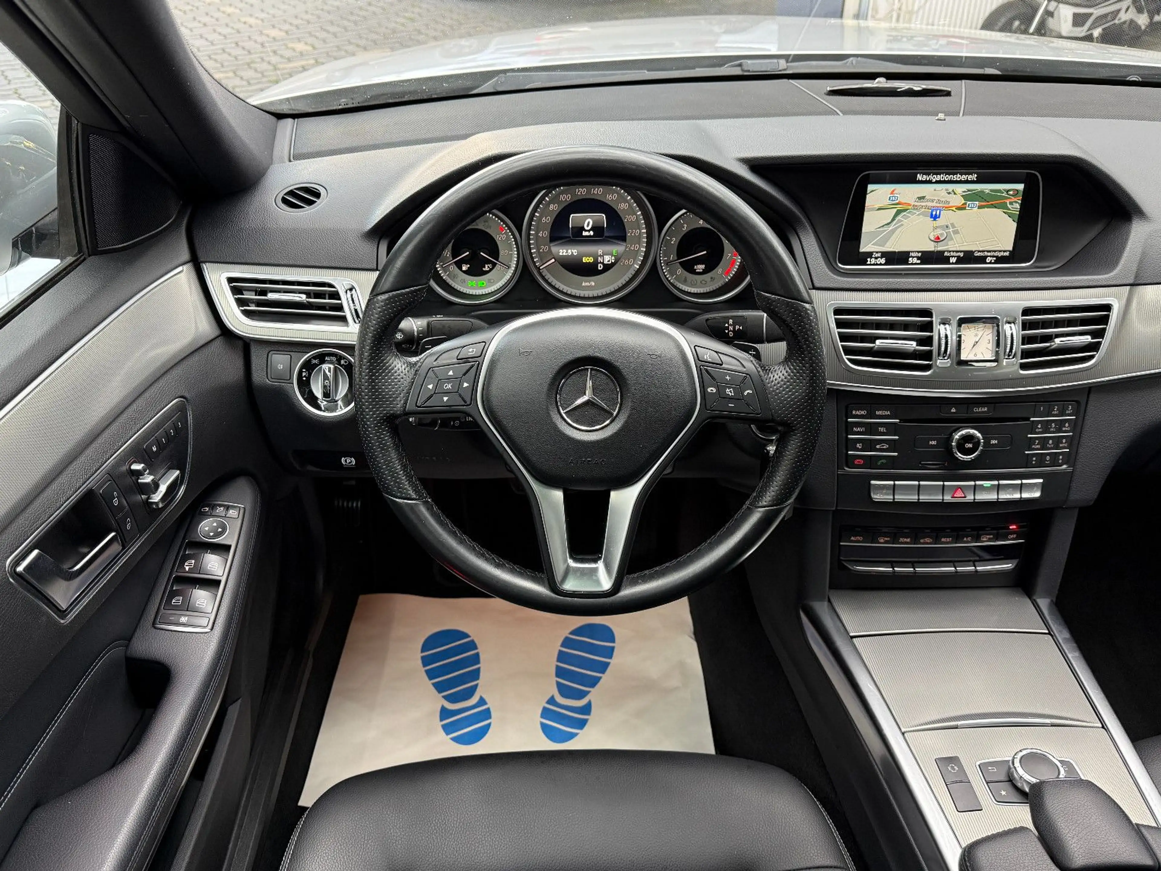 Mercedes-Benz E 250 CGI BlueEfficiency / ILS Schiebedach Navi — photo 9