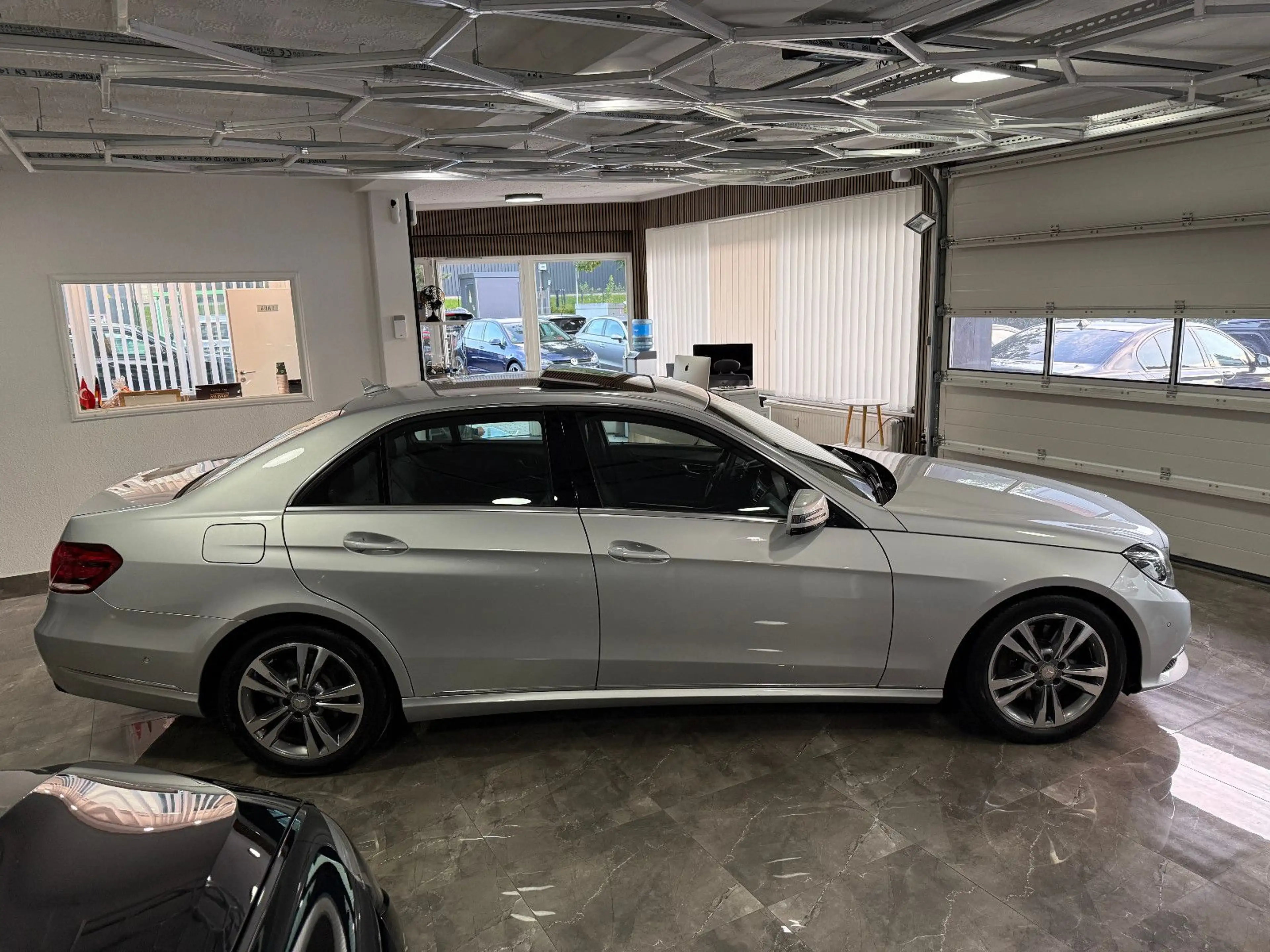 Mercedes-Benz E 250 CGI BlueEfficiency / ILS Schiebedach Navi — photo 5