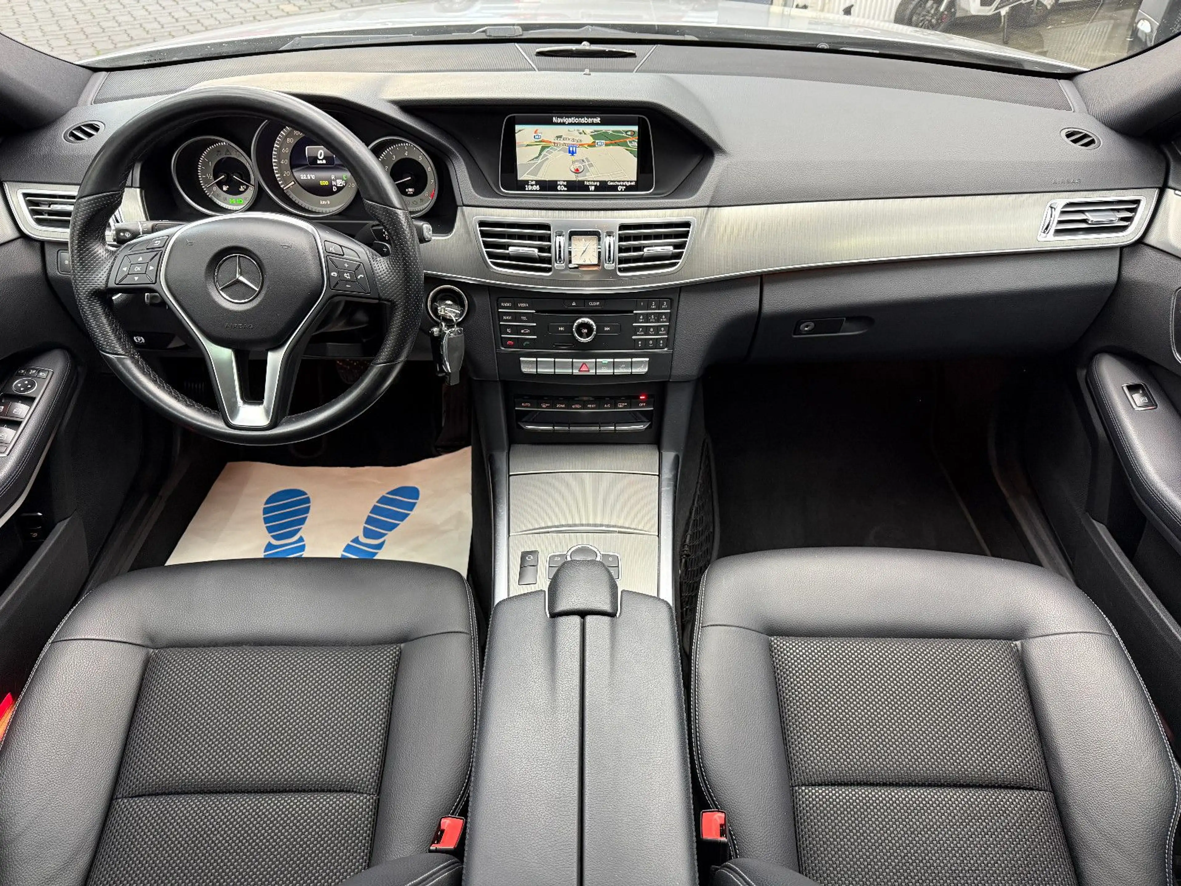 Mercedes-Benz E 250 CGI BlueEfficiency / ILS Schiebedach Navi — photo 8