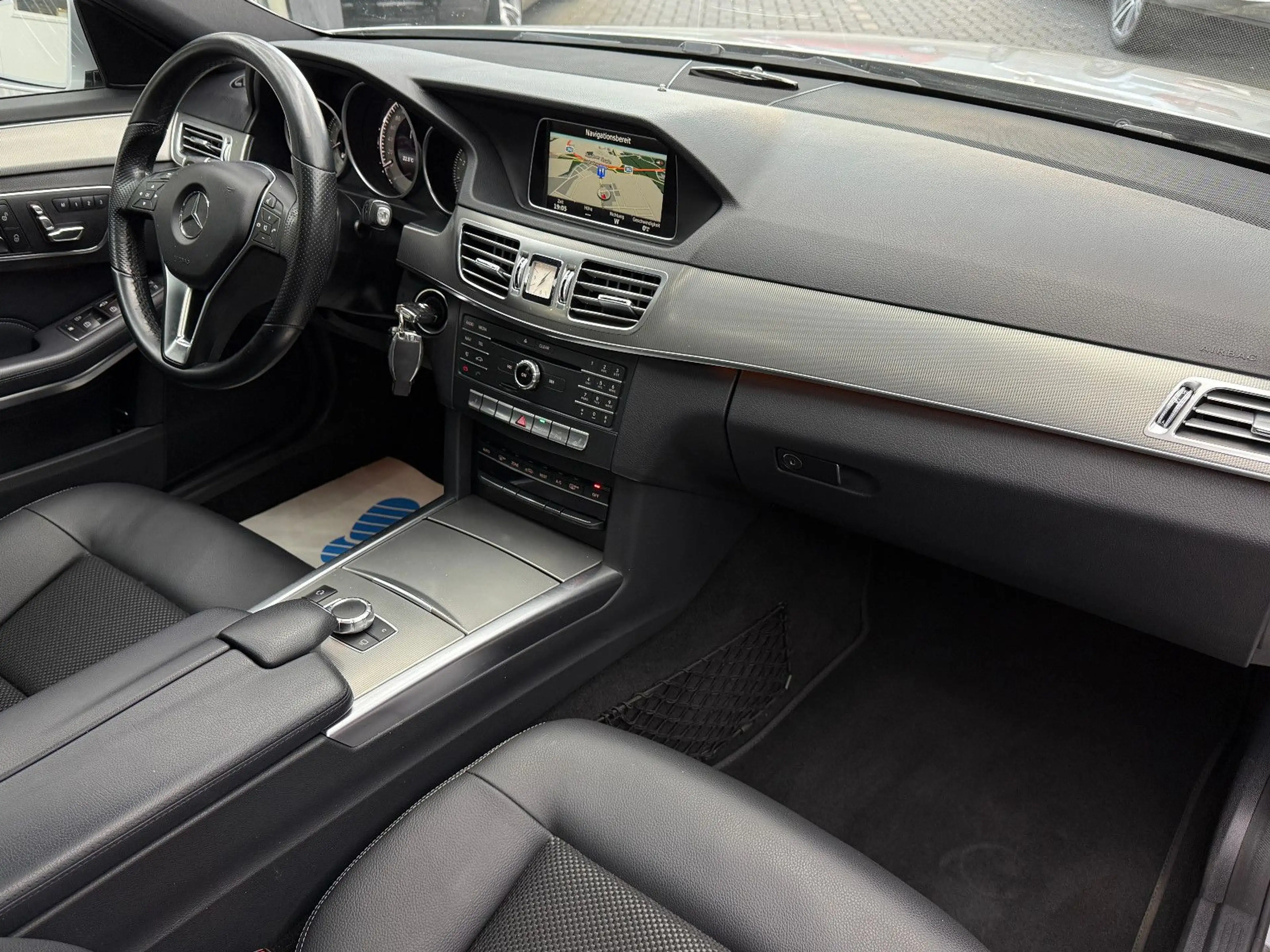 Mercedes-Benz E 250 CGI BlueEfficiency / ILS Schiebedach Navi — photo 7