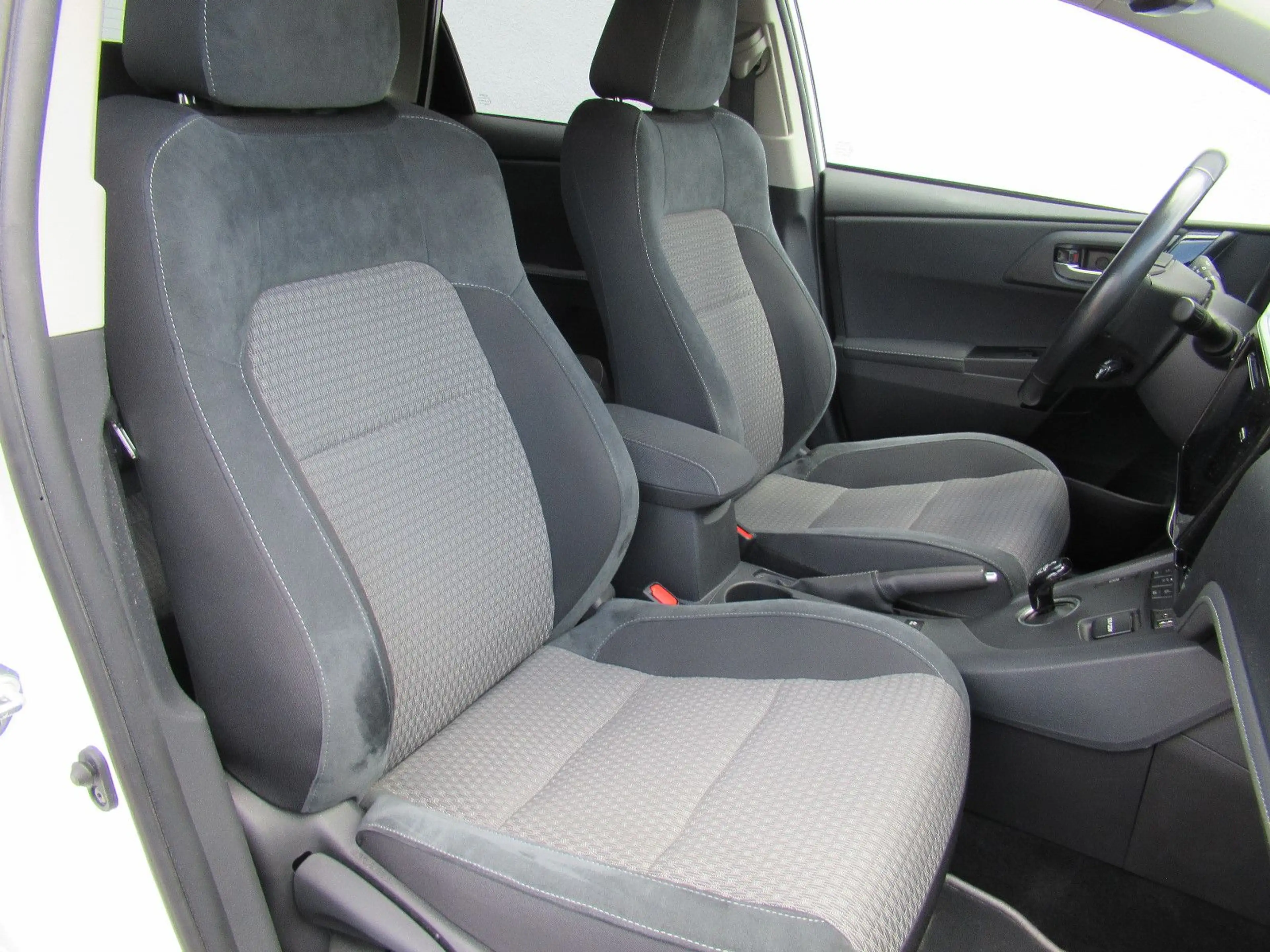 Toyota Auris Hybrid Team D*AHK*Kamera*SHZ* — photo 12