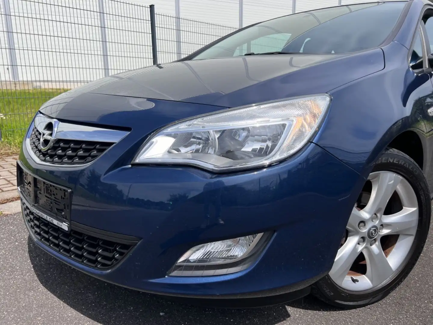 Opel Astra J Lim. 5-trg. Design Edition*1.HAND*TOP* Blauw - 1