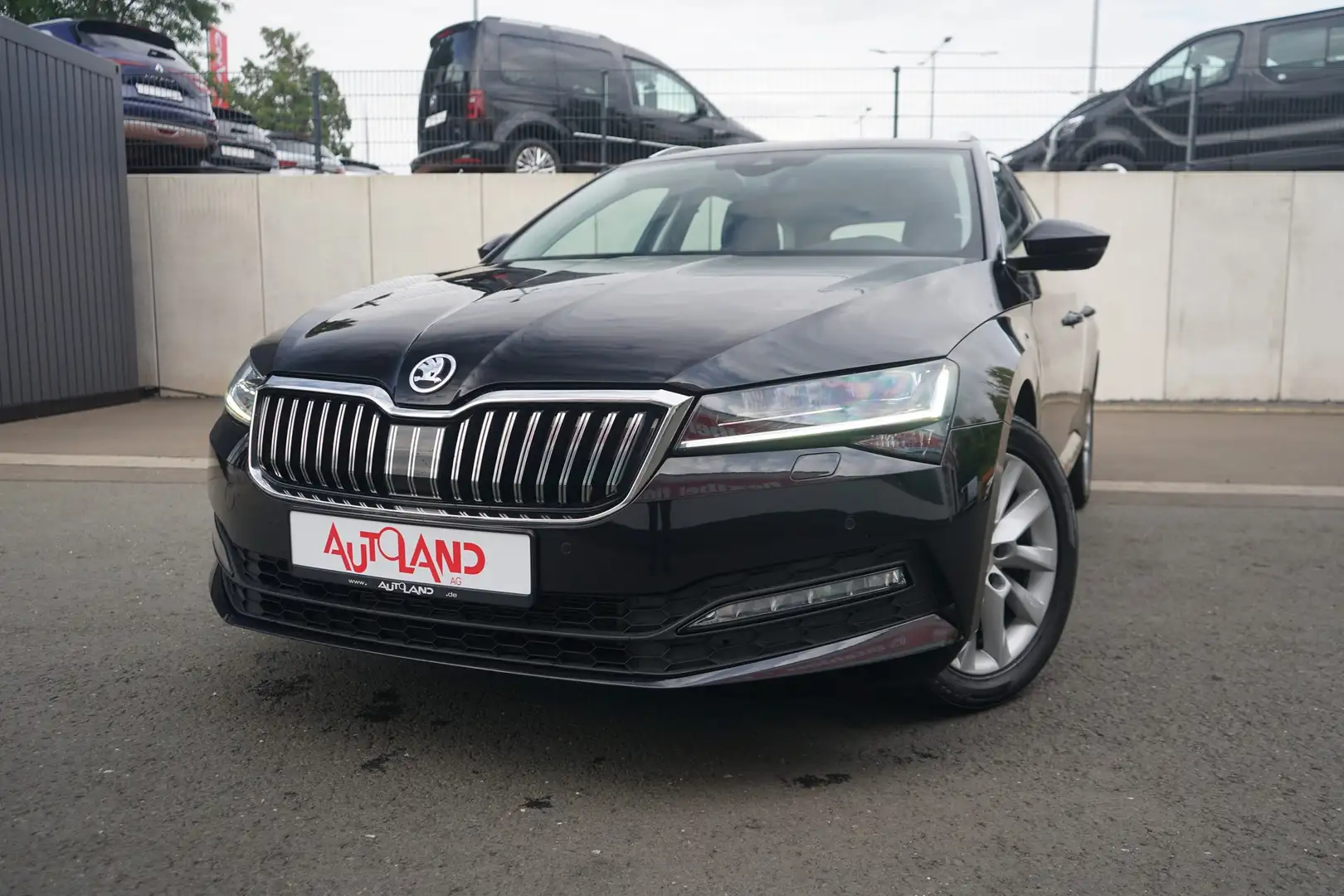 Skoda Superb Combi 2.0 TSI DSG LED Navi Sitzheizung Zwart - 2