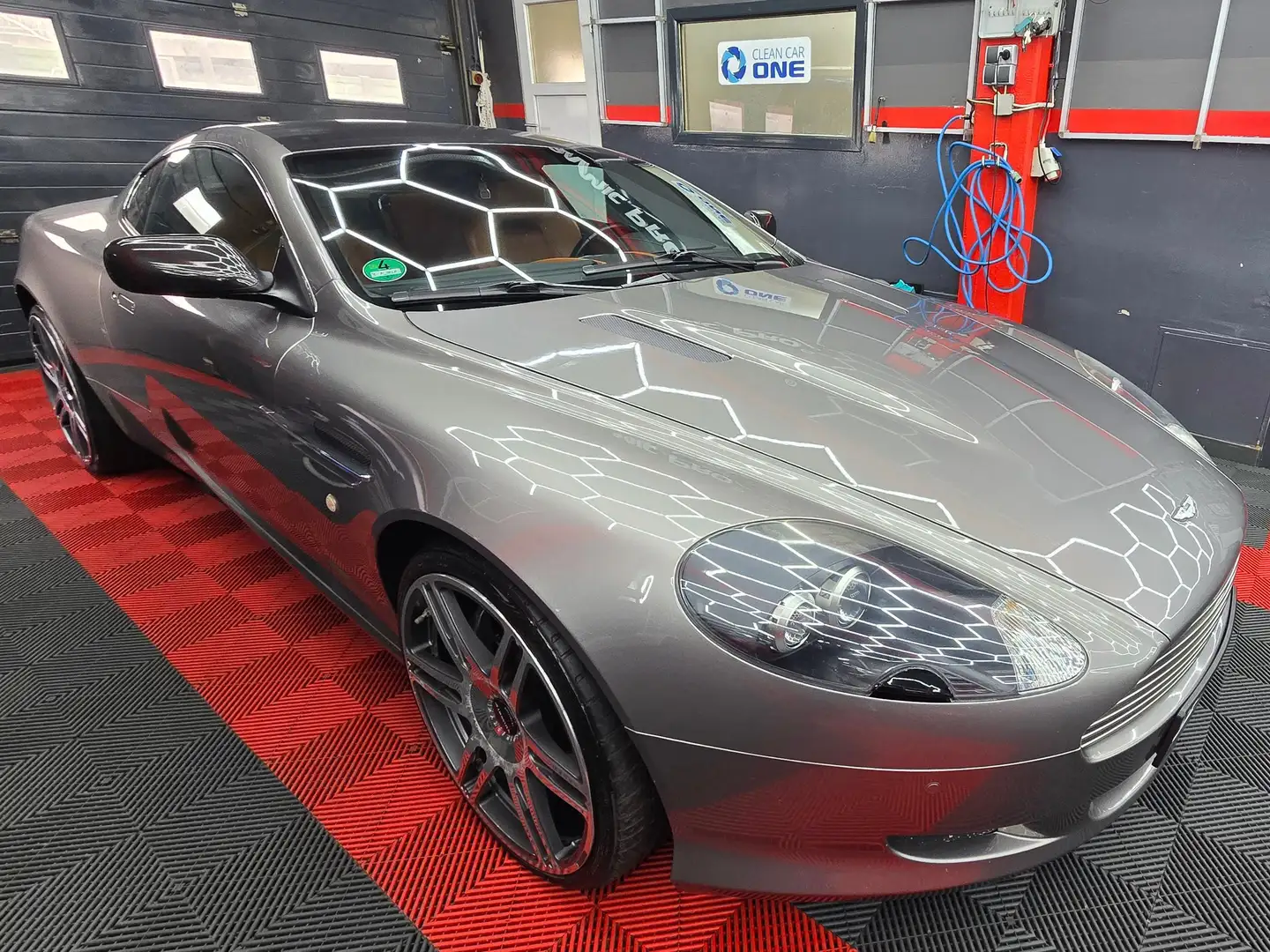 Aston Martin DB9 Coupe Gris - 1