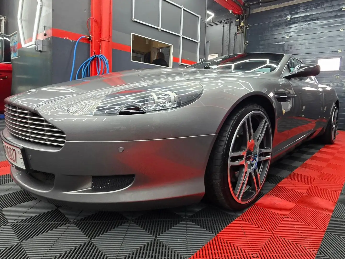 Aston Martin DB9 Coupe Gris - 2