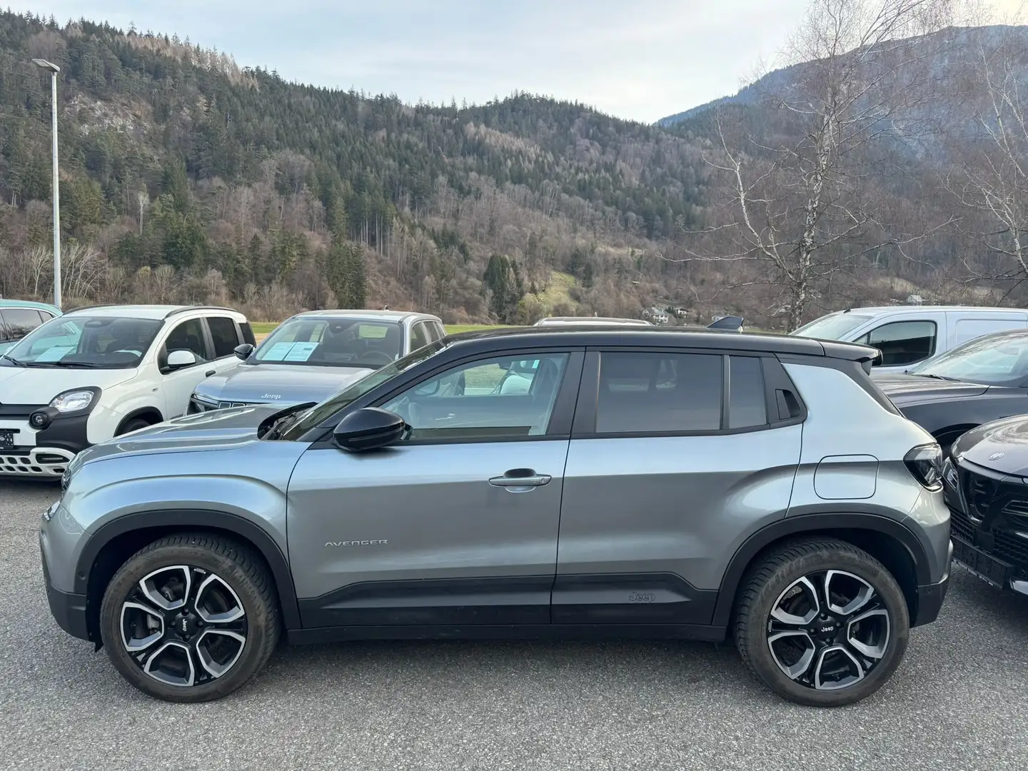 Jeep Avenger Summit 1.st Edition Elektro 54kWh 156PS Grau - 1