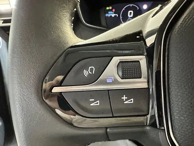Peugeot 208 view 11