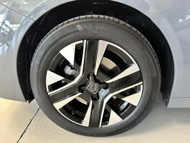 Peugeot 208 view 5