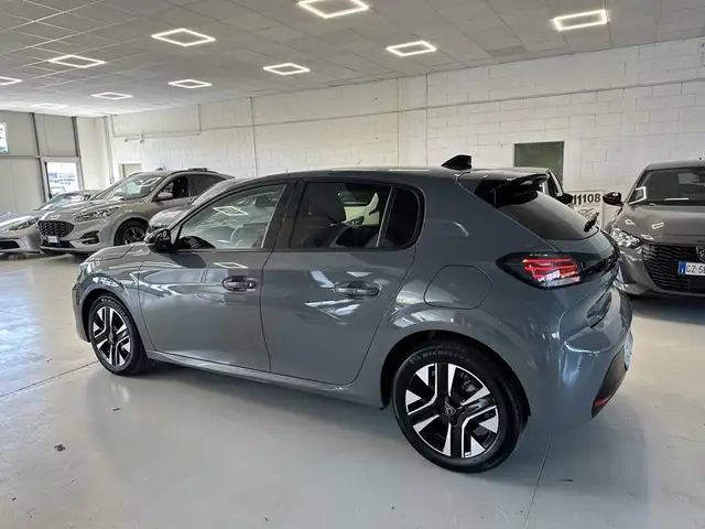 Peugeot 208 view 4