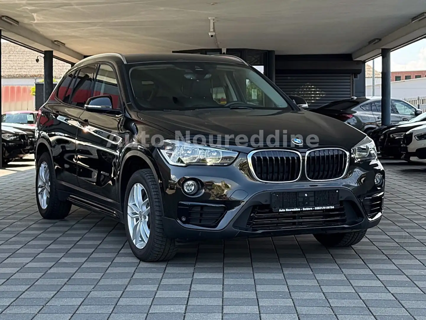 BMW X1 xDrive20i Sport Line Automatik*Leder*Navi*PDC Brun - 1