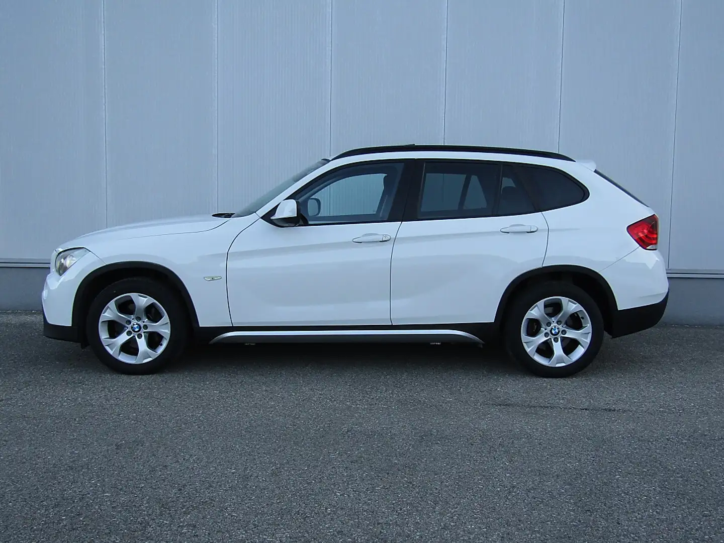 BMW X1 sDrive18d Österreich Paket Weiß - 2